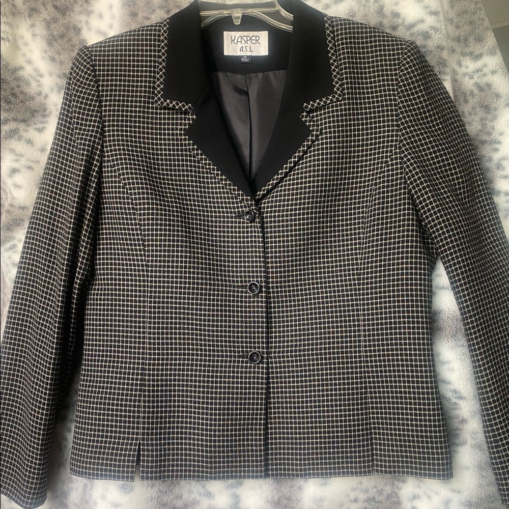 Skirt suit